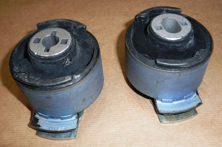 Tuleja tylnej belki Renault Laguna III kpl.