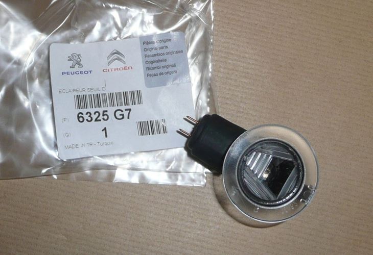 Lampka lusterka Citroen C3 Picasso prawa