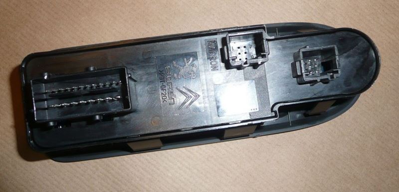 Przycisk podnoszenia i opuszczania szyb Peugeot 308