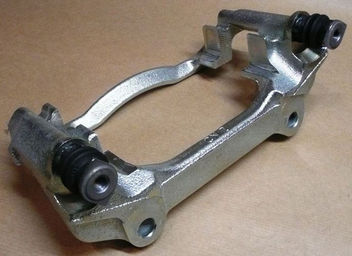 Jarzmo zacisku Renault Trafic II przód