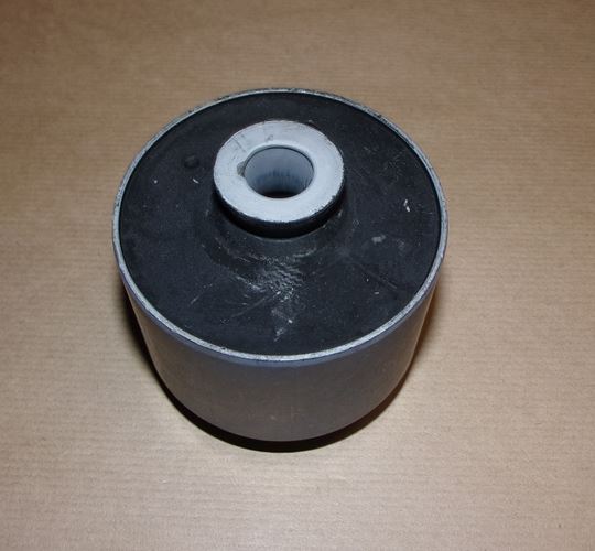 Tuleja tylnej belki Renault Trafic II