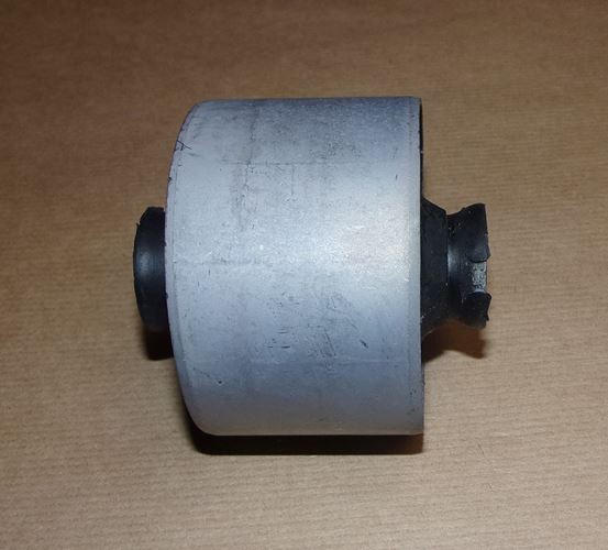 Tuleja tylnej belki Renault Trafic II