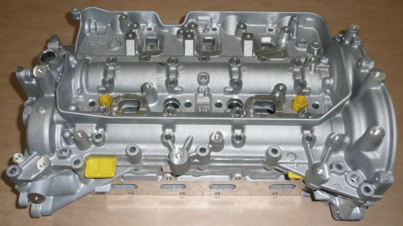 Głowica silnika Renault Trafic II III 2.0 Dci
