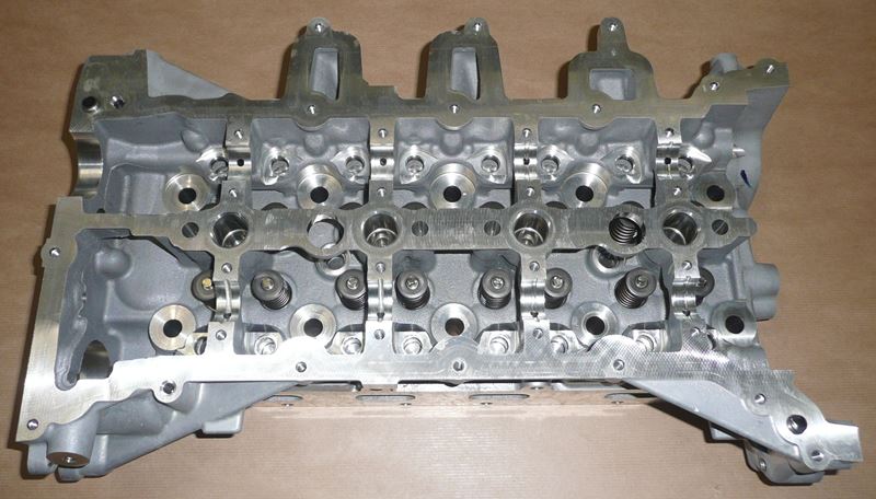 Głowica silnika Renault Trafic II III 2.0 Dci