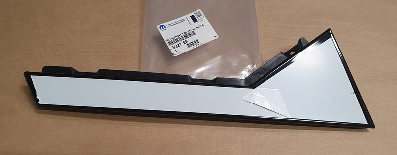 Maskownica słupka drzwi tylnych prawych Peugeot 508 - OE 9327.EF - Oryginał PSA