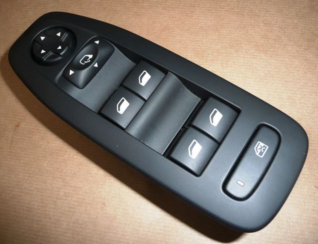 Przycisk podnoszenia i opuszczania szyb Peugeot 208 2008