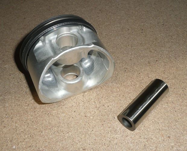 Tłok Renault Espace IV Laguna II 2.0 16V